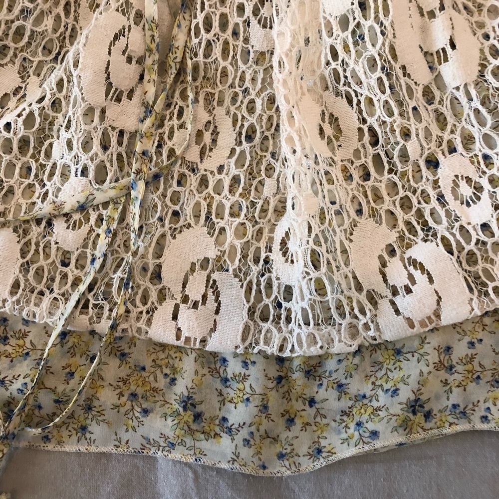 Women’s lace & floral top - Picture 5 of 10